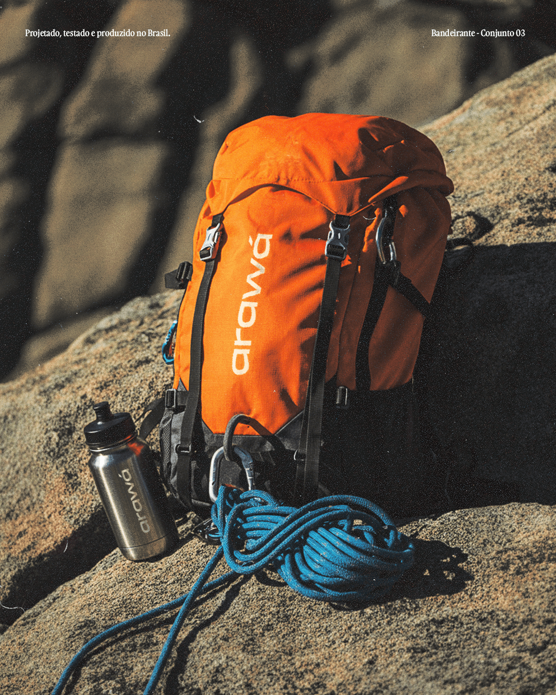 Mochila laranja e equipamento de escalada para o projeto Arawa