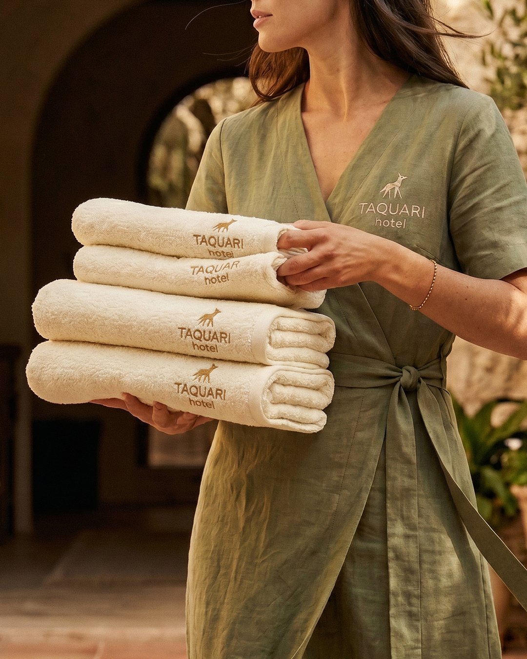 Toalhas e uniforme com a identidade do Taquari Hotel